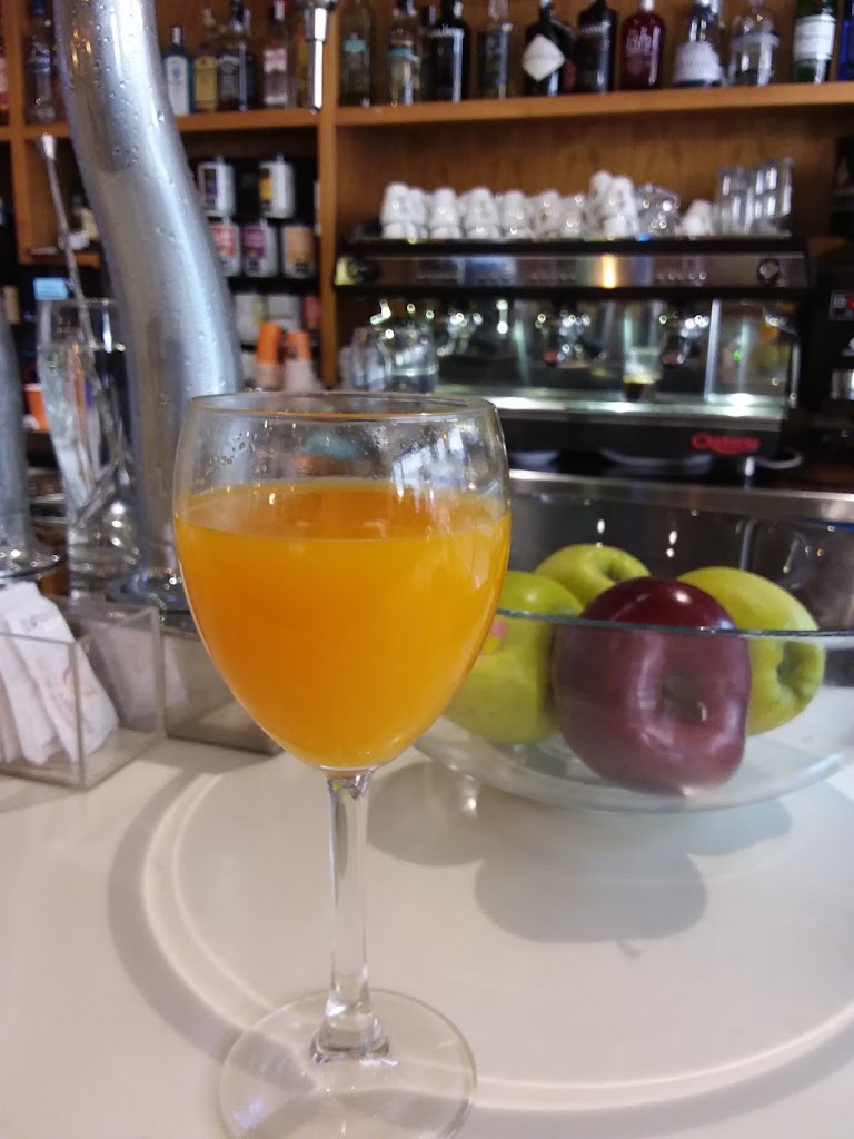 Bar Cafeteria Liberty — Comida y bebida