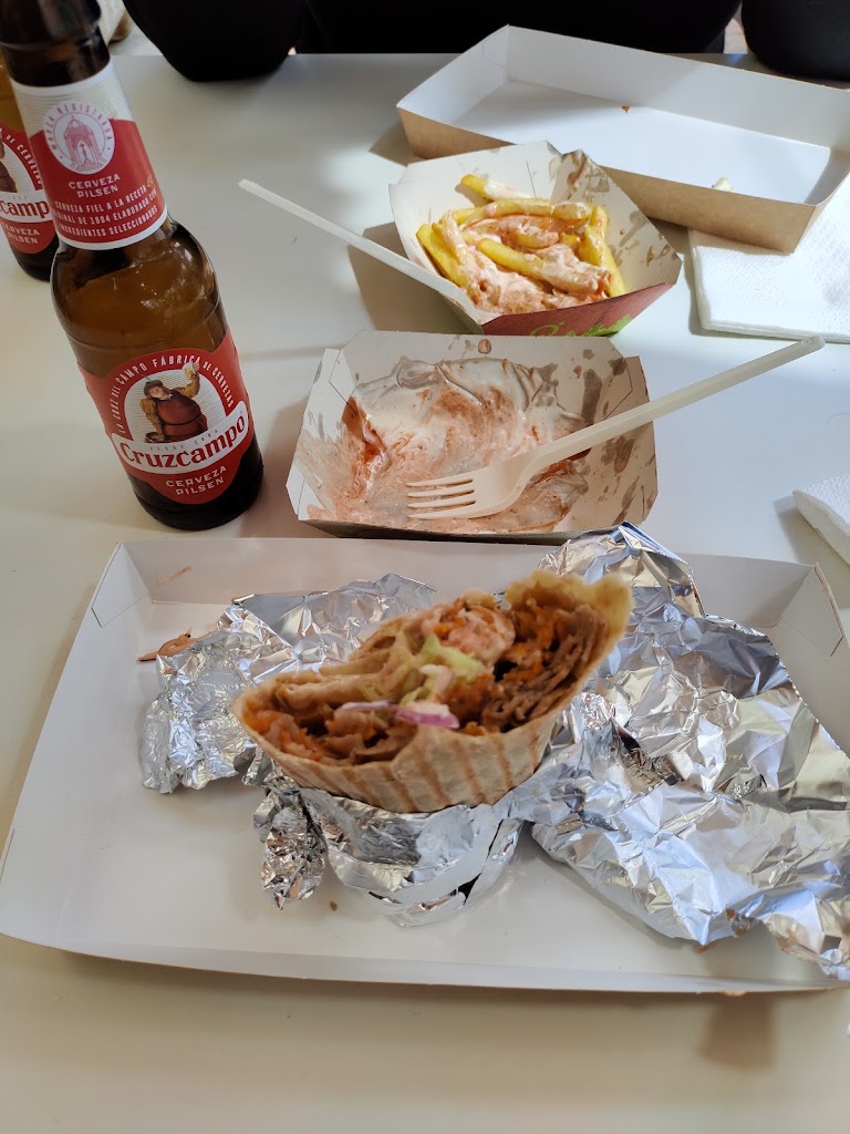 Tomares Kebap Autentico — Comida y bebida
