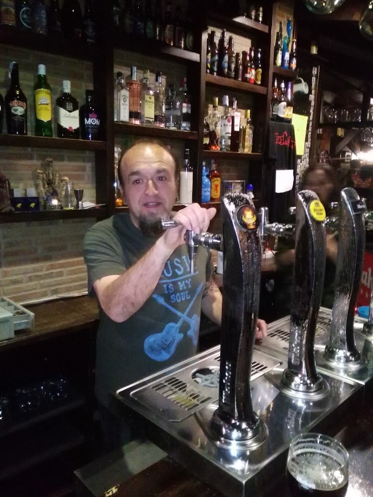 Cerveceria El Galeon — Comida y bebida