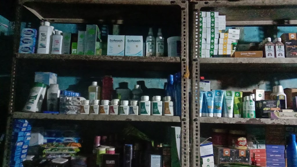 Mehndii Nikhaar Byuuttii Paarlr Udaakishungnj Ab Tthaakurbaadd Ii Rodd Men Saarvjnik Tthaakurbaadd Ii Ke Bgl Men Claa Gyaa Hai