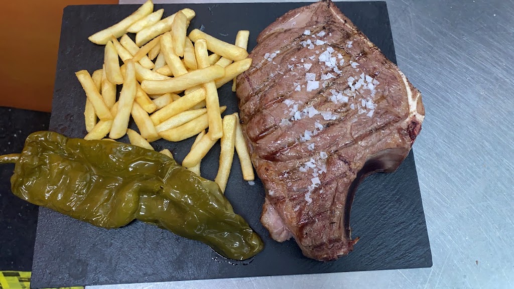 Bar Camp de Futbol Canovelles — Comida y bebida