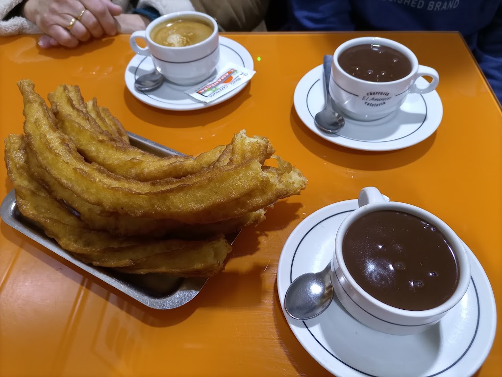 Churreria Cafeteria El Amanecer — Comida y bebida