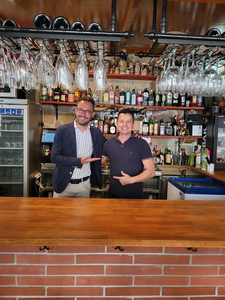 VEINTI 3 - Bar De Tapas — Ambiente