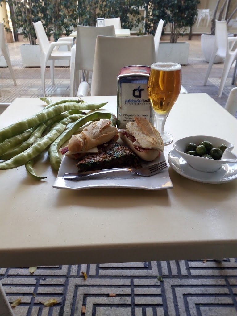Cafeteria Ripoll — Comida y bebida