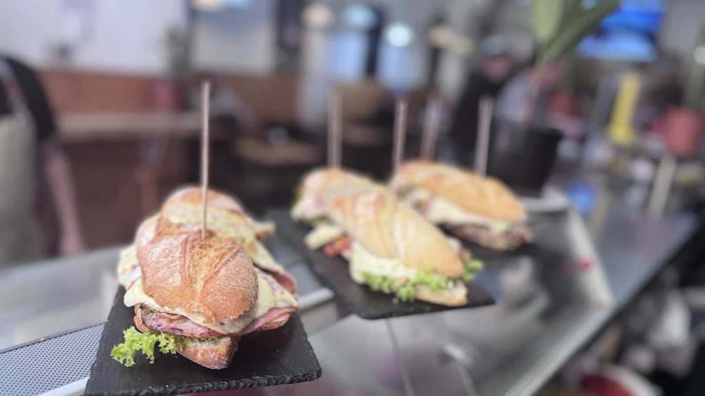 Astrid.Bar-Cafeteria- Churreria — Comida y bebida