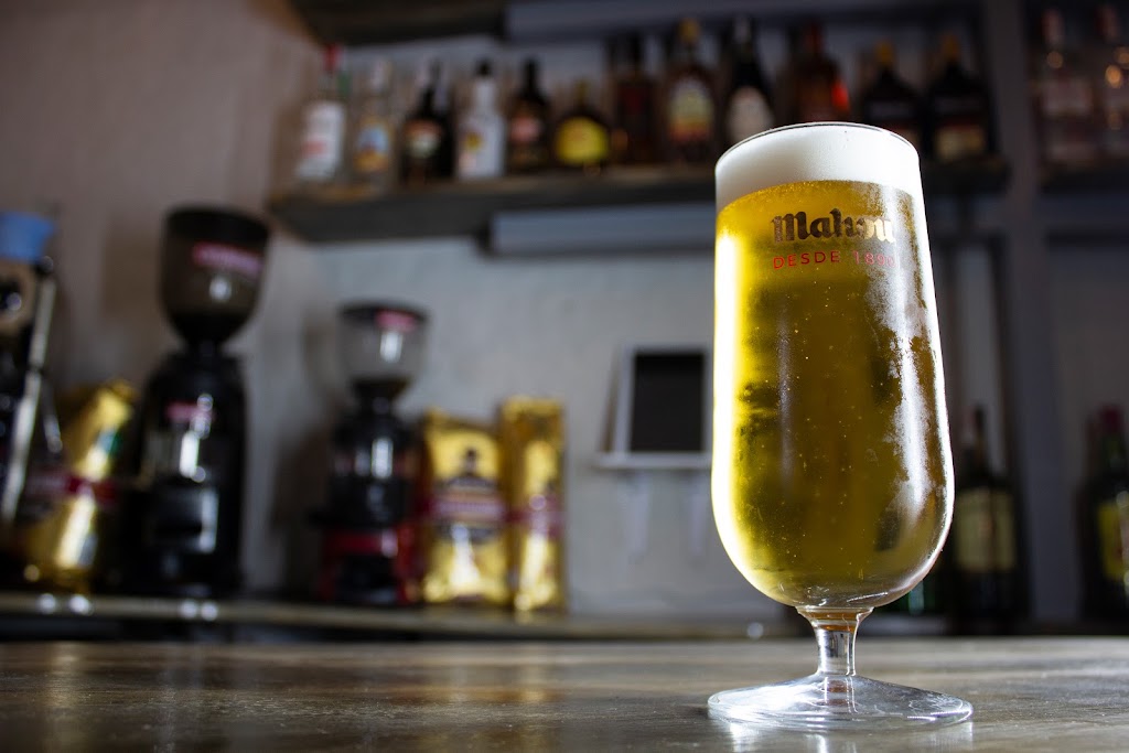 Cafe Central pool&beer — Comida y bebida