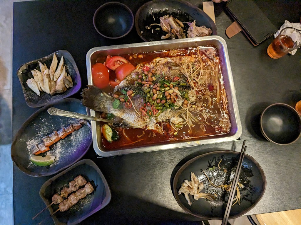 賣烤魚的。 的照片