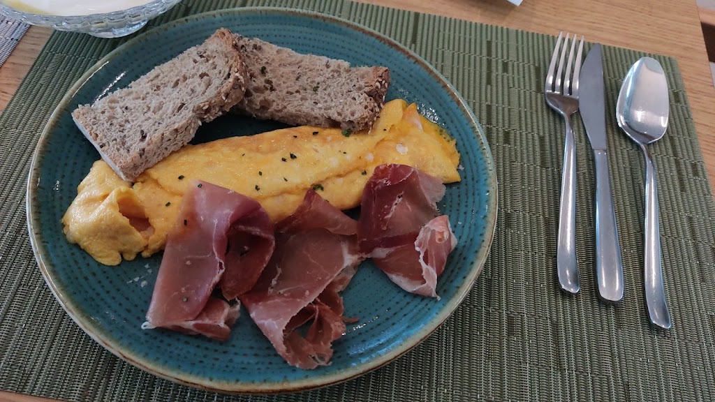 QOMO — Comida y bebida