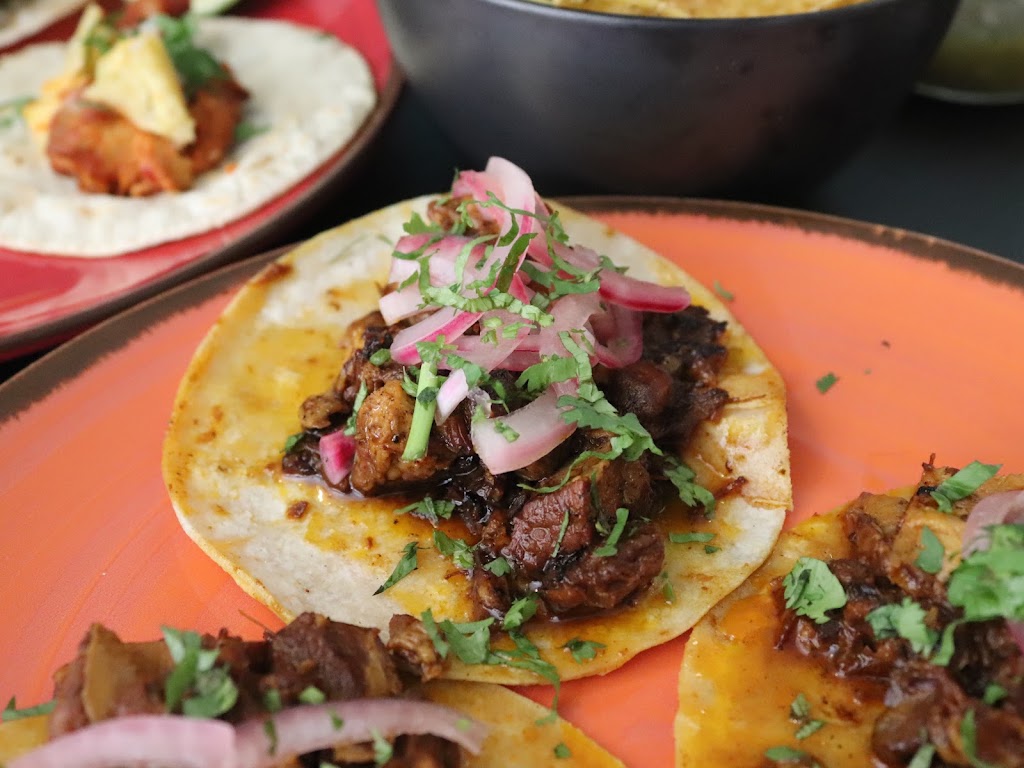 Los 3 Carnalitos Restaurante Mexicano — Comida y bebida