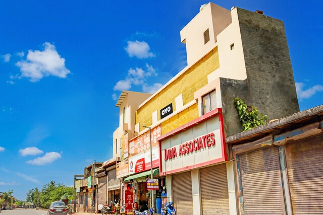 Oyo Viraj Near Samaypur Badli Metro Station