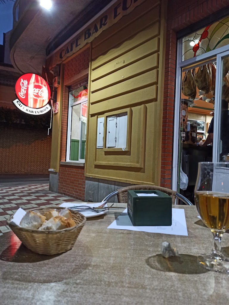Cafe Bar Europa — Comida y bebida