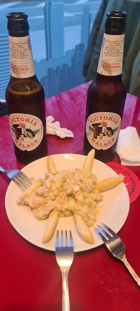 Bar Cafeteria AVENIDA. — Comida y bebida