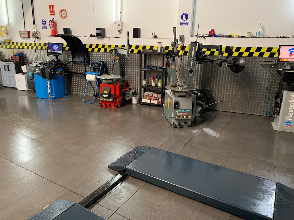 NEUMATICOS VILALBA — Interior