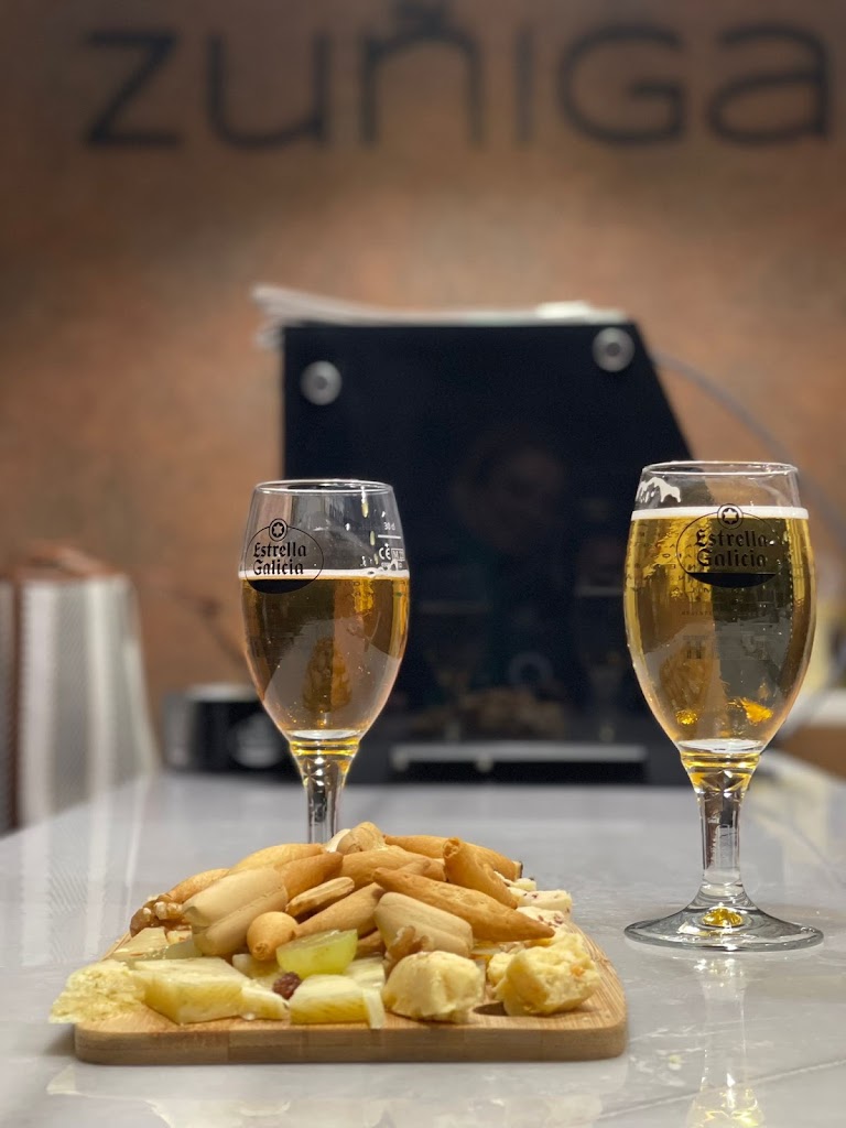 Zuniga — Comida y bebida