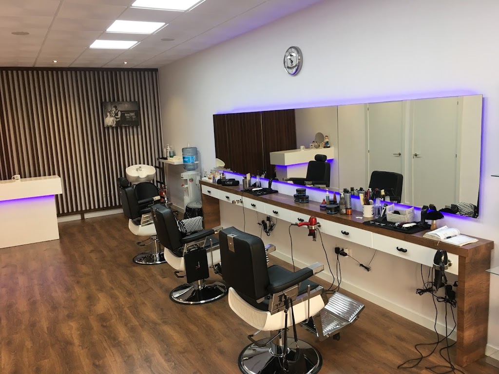 Saul Peluquero's — Interior