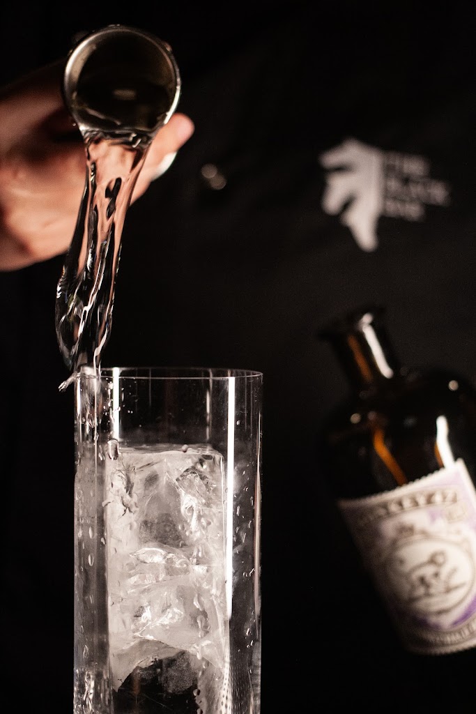 The Black Bar — Comida y bebida