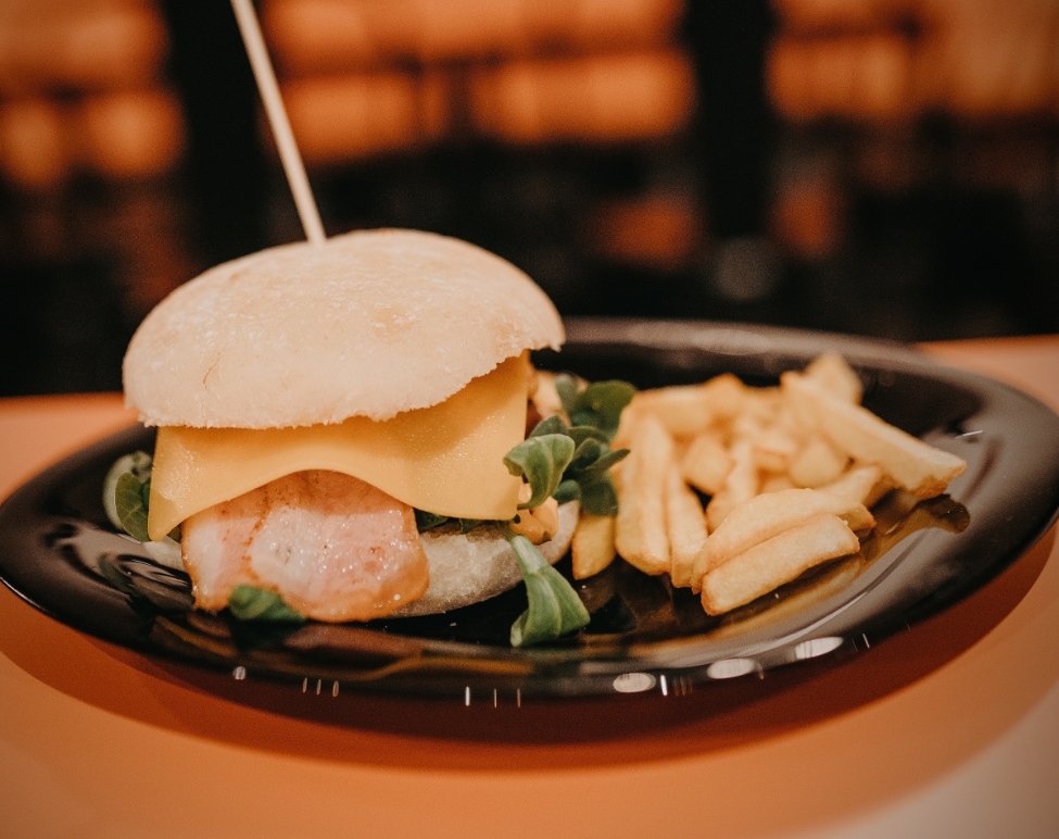 Bar OU MAMA. — Comida y bebida