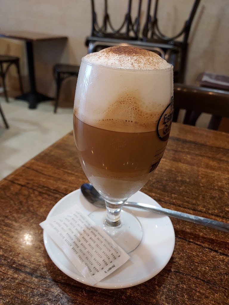 Cafeteria La Rebotica Vinos Y Copas — Comida y bebida