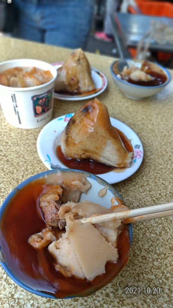 榕樹下肉粽、碗粿、味增湯 的照片