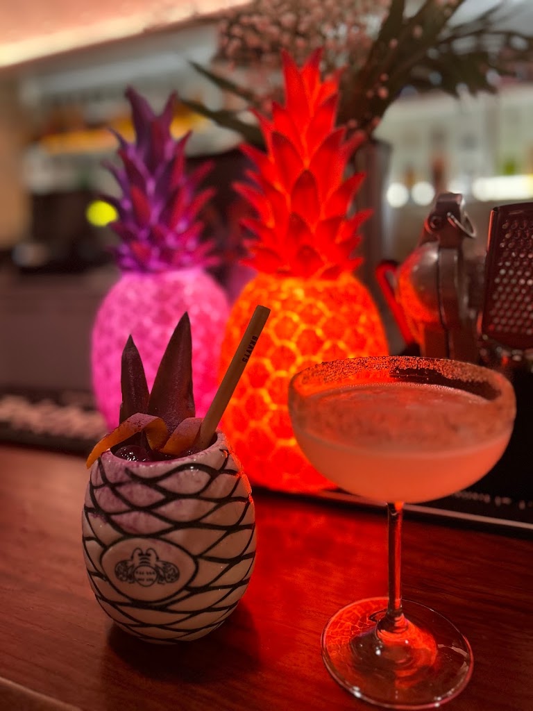 Gravys Cocteleria — Comida y bebida