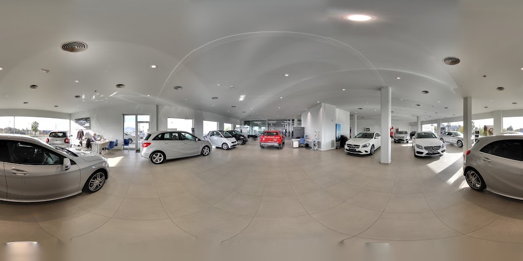 Concesionario Mercedes Benz QUADIS Autolica. El horario publicado es el de ventas. — Interior