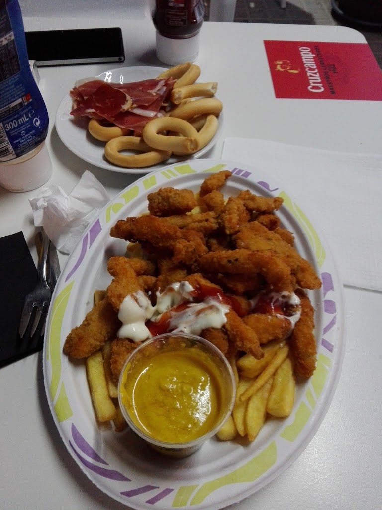 Bar Plaza Del Pueblo — Comida y bebida