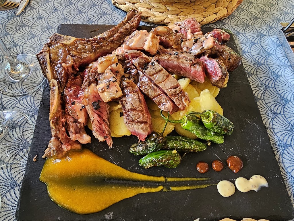 Restaurant El Cirerer — Comida y bebida