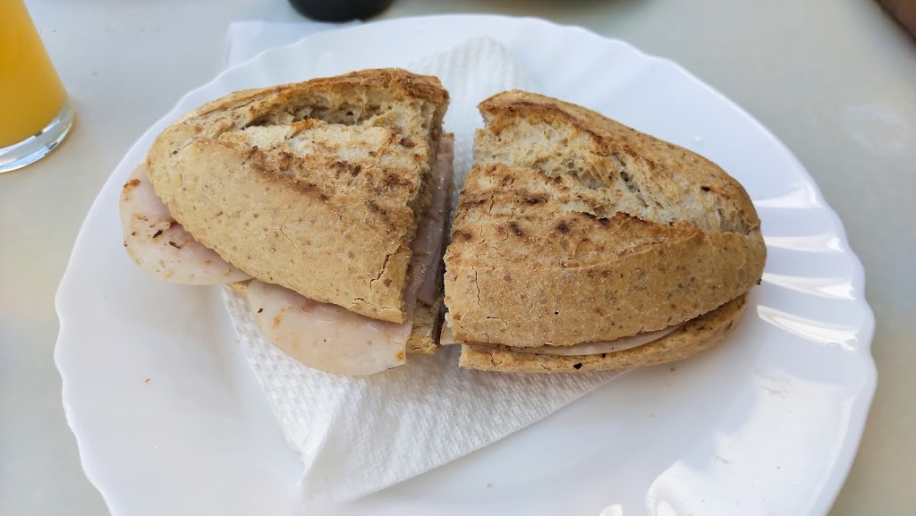 Cafe Bar Gali — Comida y bebida