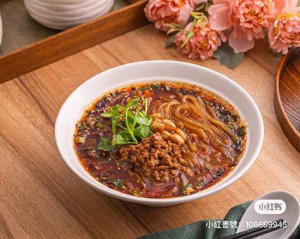 巷子重慶小麵《特色口水雞｜雜醬酸辣粉｜豌雜米線｜老麻抄手｜酸菜肉絲米線｜麻辣涼麵｜三鮮砂鍋米線｜紅燒牛肉麵｜紅燒肥腸麵｜泡椒鳳爪｜麻辣重慶小吃｜川渝私房小菜》 的照片