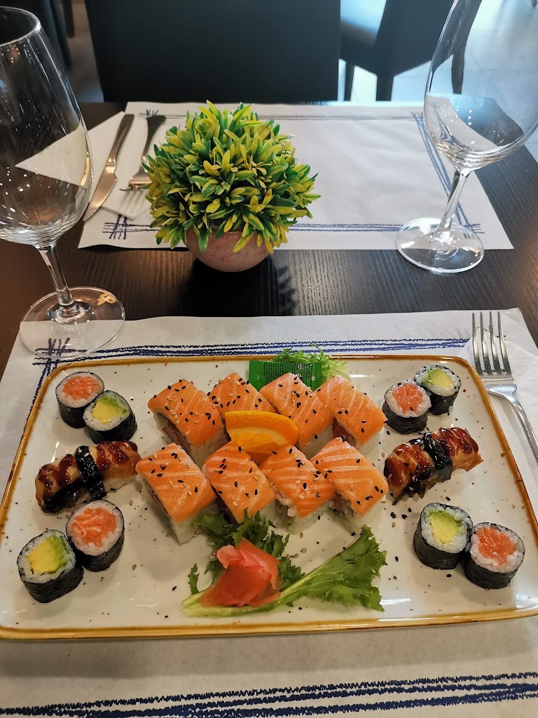 Can Chen Restaurant- Cafeteria — Comida y bebida