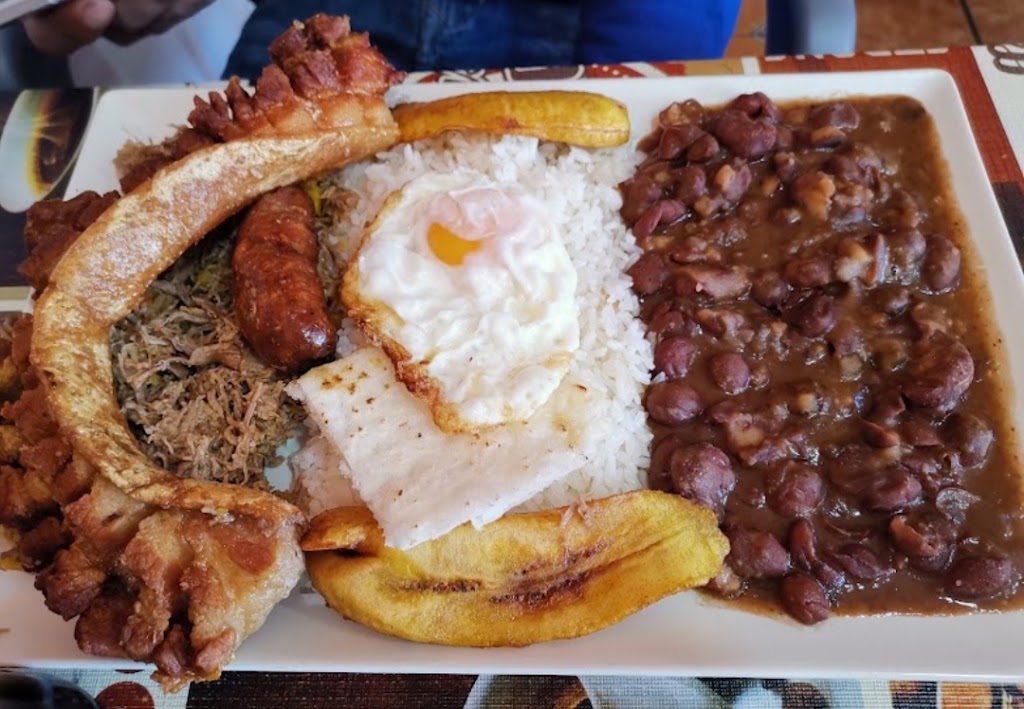 El Tenedor Latino — Comida y bebida