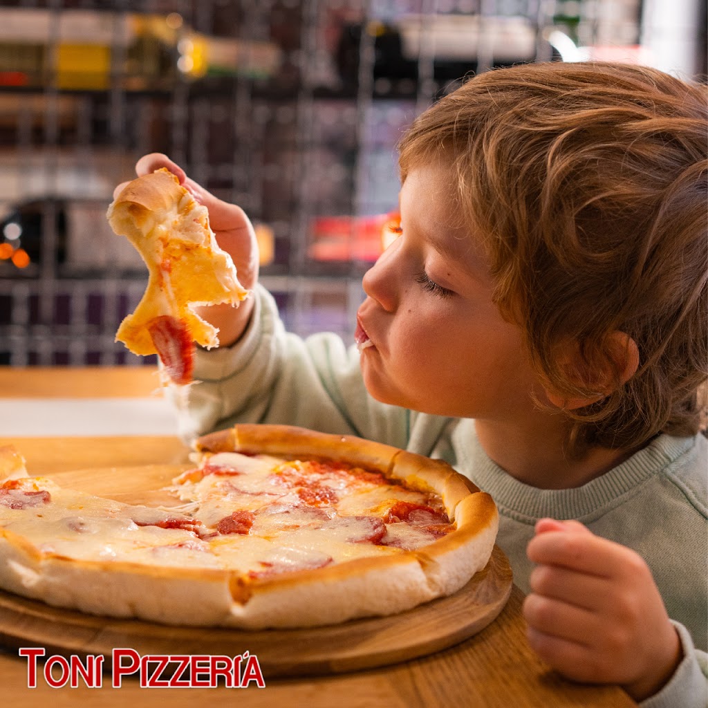 Toni Pizzeria — Comida y bebida