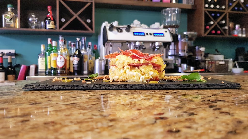 Taberna La Camila — Comida y bebida