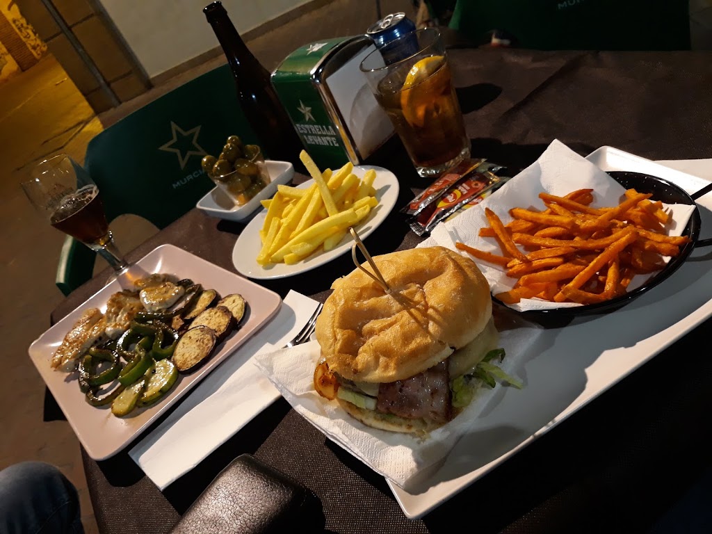 Gramur Taperia — Comida y bebida