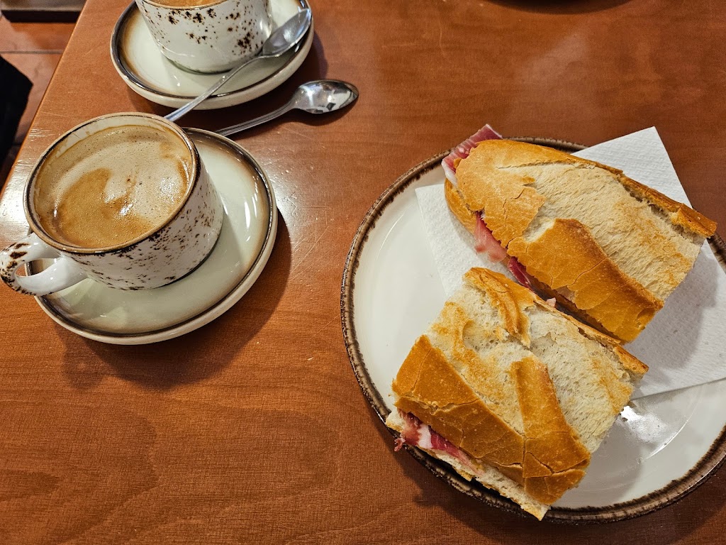 Restaurante El Picoteo de Can Domingo II — Comida y bebida