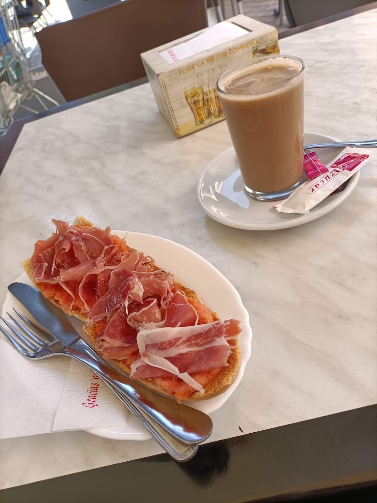 Cafeteria y panaderia El reston — Comida y bebida