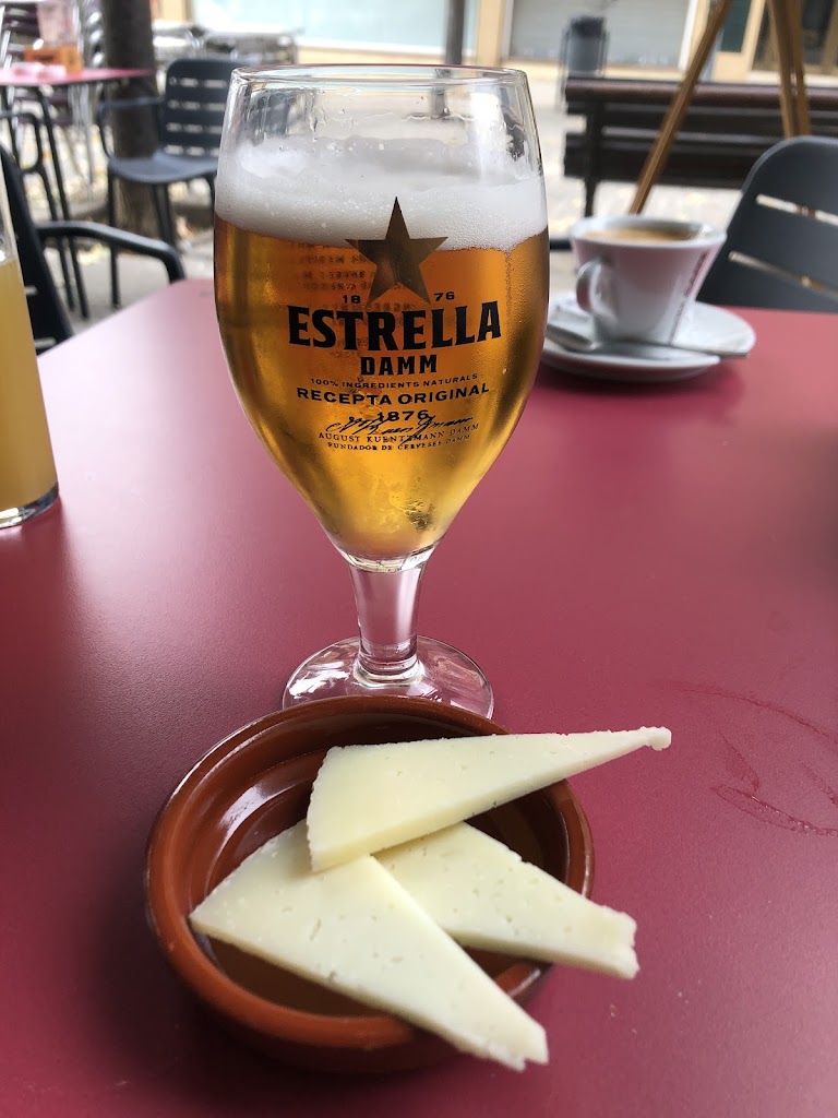 Bar Moe's — Comida y bebida