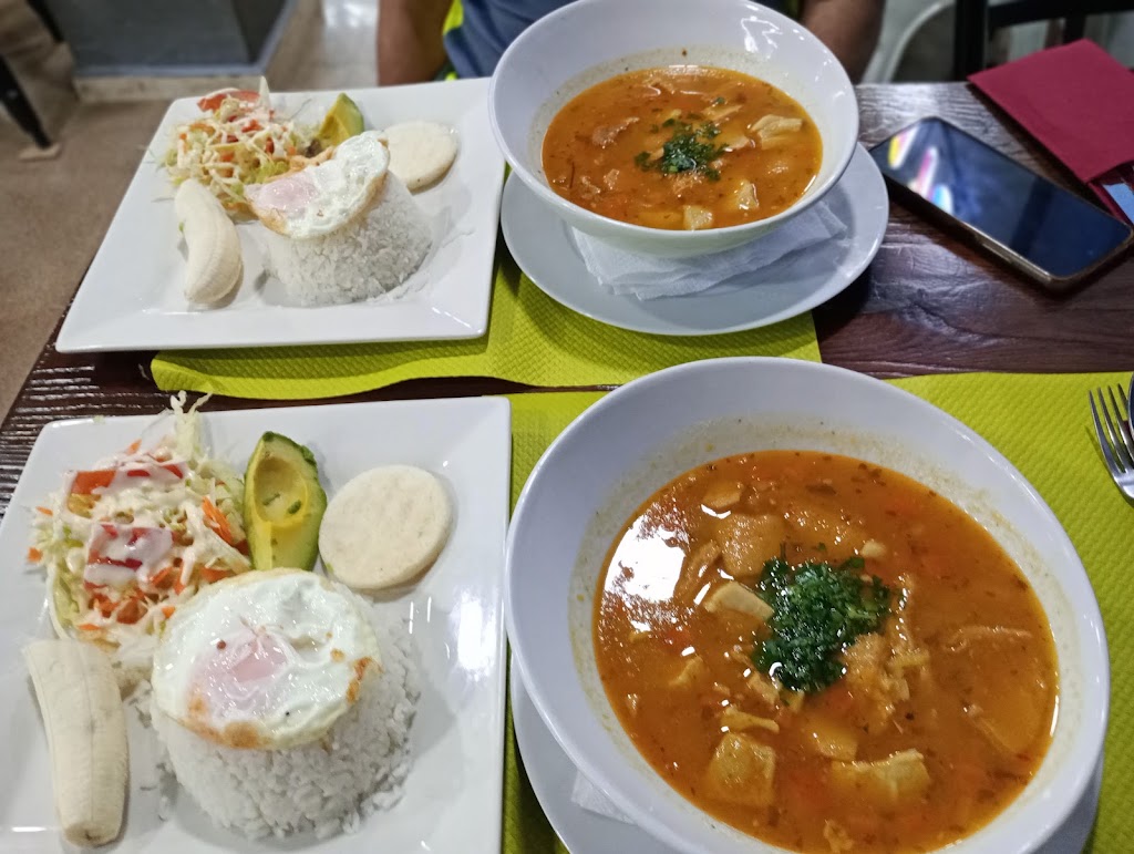 Bar El Poblado — Comida y bebida