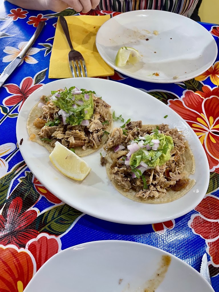 El Chapulin Cantina Mexicana — Comida y bebida