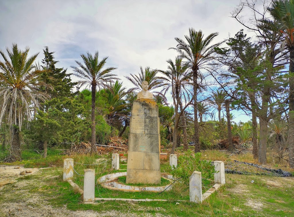 Estatua Ingeniero de Montes Francisco Mira
