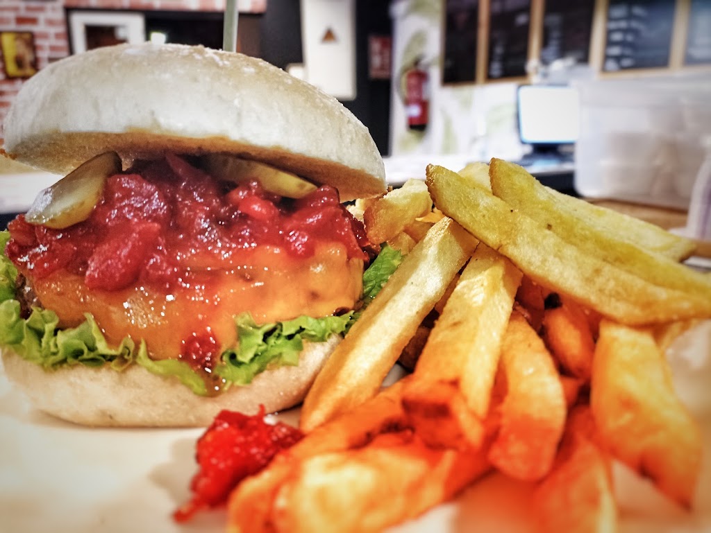 Hamburgueseria 100% STEAK — Comida y bebida