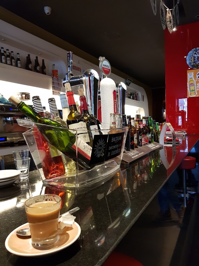 Central Cafe Pub — Comida y bebida