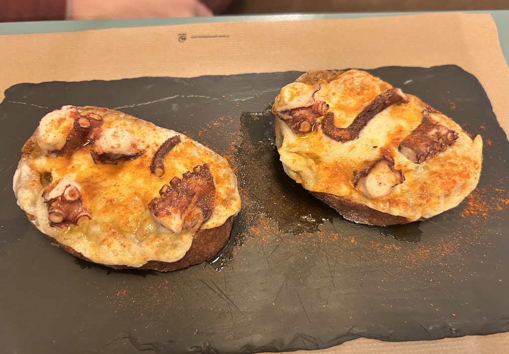 Cerveceria la Cueva — Comida y bebida