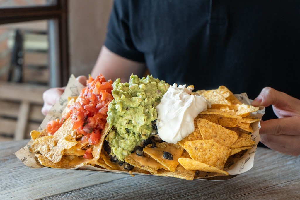 Tierra Burrito Bar — Comida y bebida