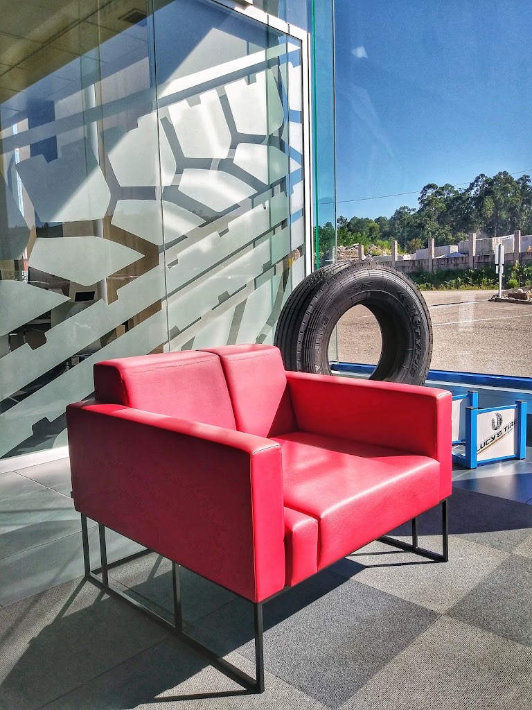 Lucy's Tire Espana — Interior