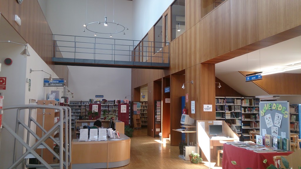 Biblioteca Municipal Pedro Antonio de Alarcon — Estante