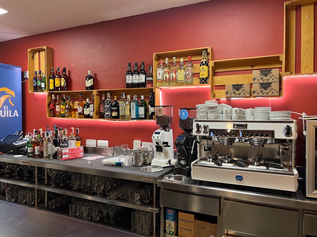 Bar Cafeteria El Menor venta de pollos asados y comida casera para llevar — Ambiente