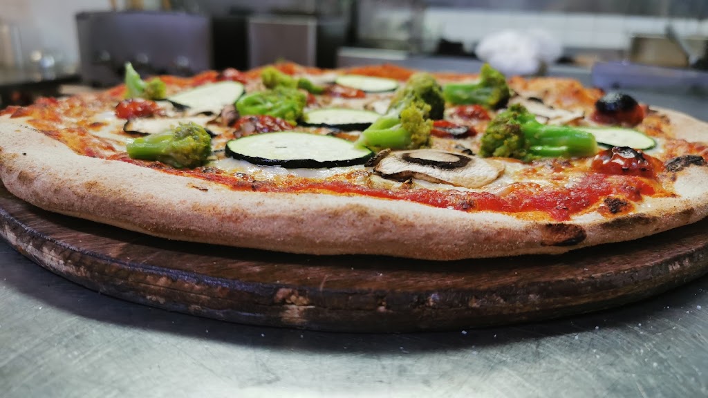 Pizzeria La piazzetta — Comida y bebida