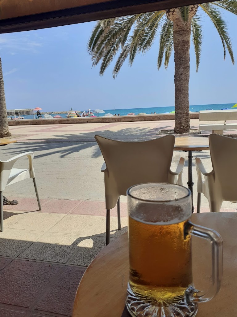 El Passatge bar — Comida y bebida