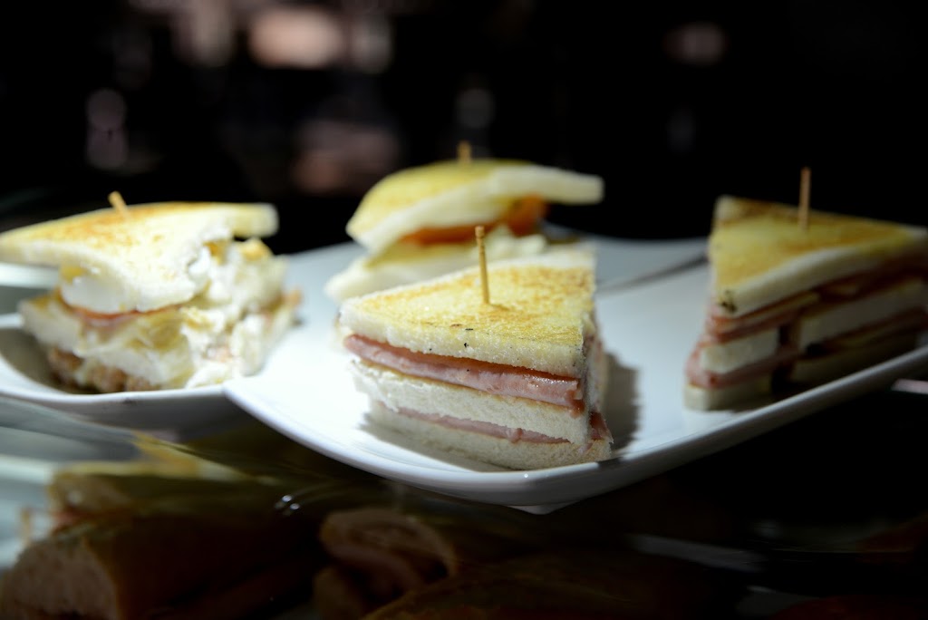 Bar El Tonel — Comida y bebida
